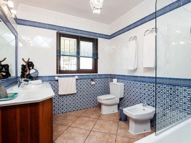   4 soveværelse   ferieVilla i Marbella   med   swimmingpool  garage  - € 3.400 (Ref: 8124852)