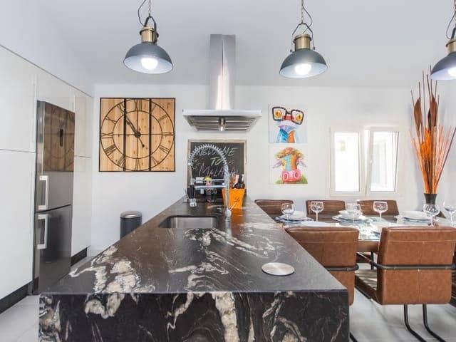   3 soveværelse   ferieVilla i Churriana   med   swimmingpool  garage  - € 1.915 (Ref: 8124918)