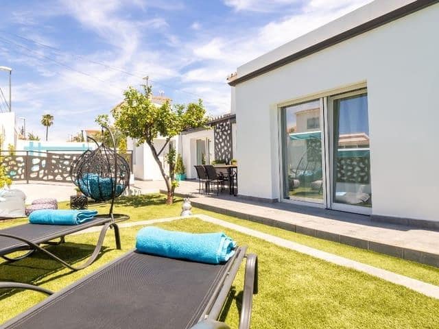   3 soveværelse   ferieVilla i Churriana   med   swimmingpool  garage  - € 1.915 (Ref: 8124918)