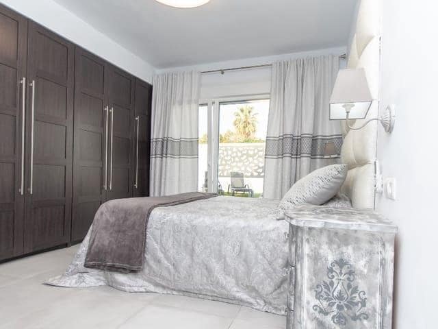   3 soveværelse   ferieVilla i Churriana   med   swimmingpool  garage  - € 1.915 (Ref: 8124918)