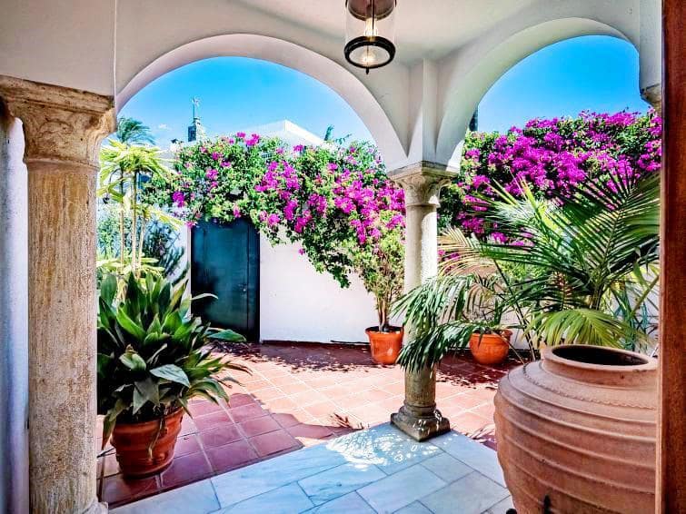   4 soveværelse   ferieVilla i Nueva Andalucia   med   swimmingpool  garage  - € 2.100 (Ref: 8217192)