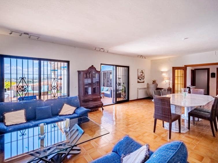   4 soveværelse   ferieVilla i Nueva Andalucia   med   swimmingpool  garage  - € 2.100 (Ref: 8217192)