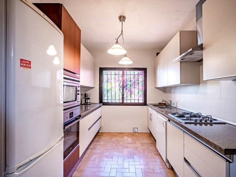   4 soveværelse   ferieVilla i Nueva Andalucia   med   swimmingpool  garage  - € 2.100 (Ref: 8217192)