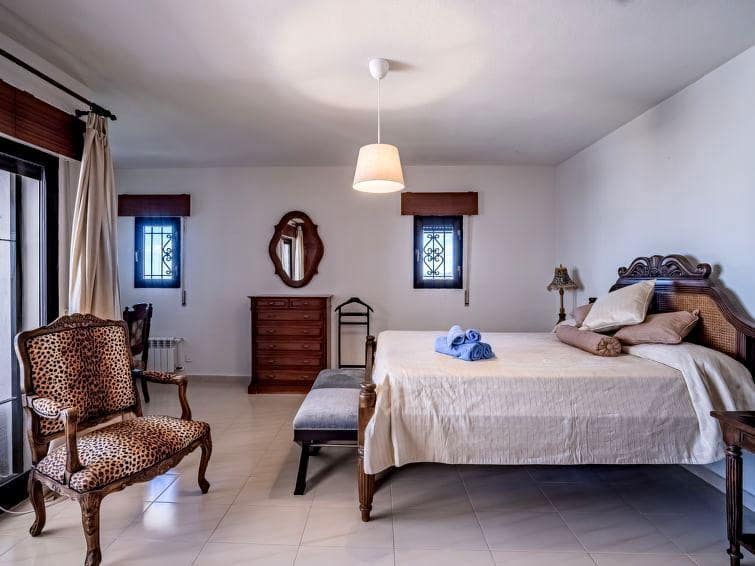   4 soveværelse   ferieVilla i Nueva Andalucia   med   swimmingpool  garage  - € 2.100 (Ref: 8217192)