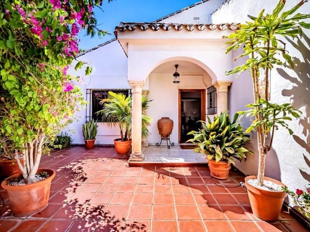   4 soveværelse   ferieVilla i Nueva Andalucia, Marbella med   swimmingpool  garage  - € 2.100 (Ref: 8217192)