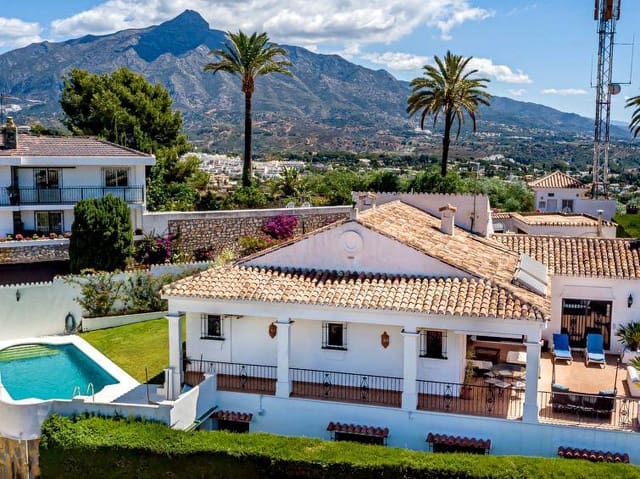   4 soveværelse   ferieVilla i Nueva Andalucia, Marbella med   swimmingpool  garage  - € 2.100 (Ref: 8217192)