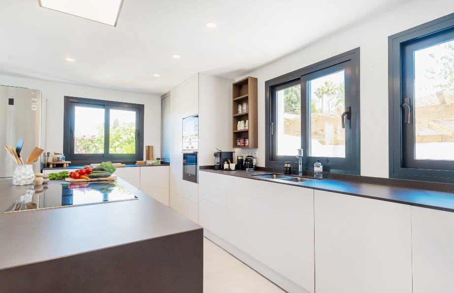 5 slaapkamer Villa voor vakantieverhuur in Marbella met zwembad garage - € 3.445 (Ref: 8217196)