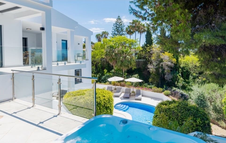 5 slaapkamer Villa voor vakantieverhuur in Marbella met zwembad garage - € 3.445 (Ref: 8217196)