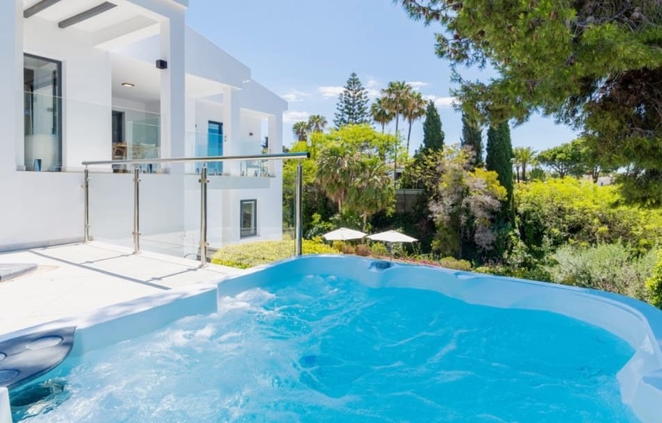 5 slaapkamer Villa voor vakantieverhuur in Marbella met zwembad garage - € 3.445 (Ref: 8217196)