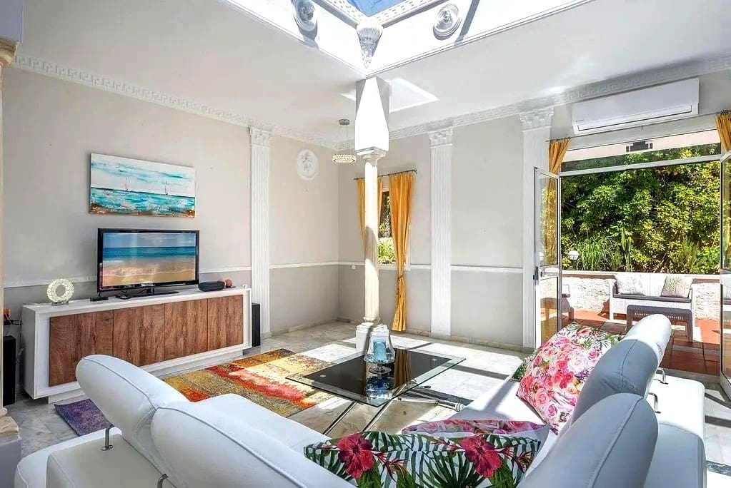 10 bedroom Villa for sale in Marbella with pool garage - € 1,880,000 (Ref: 9234969)