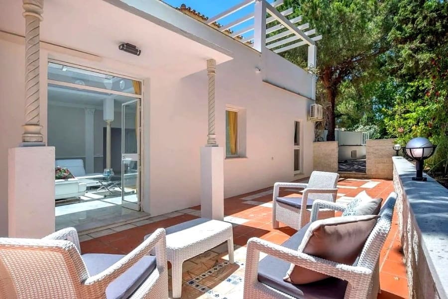 10 bedroom Villa for sale in Marbella with pool garage - € 1,880,000 (Ref: 9234969)