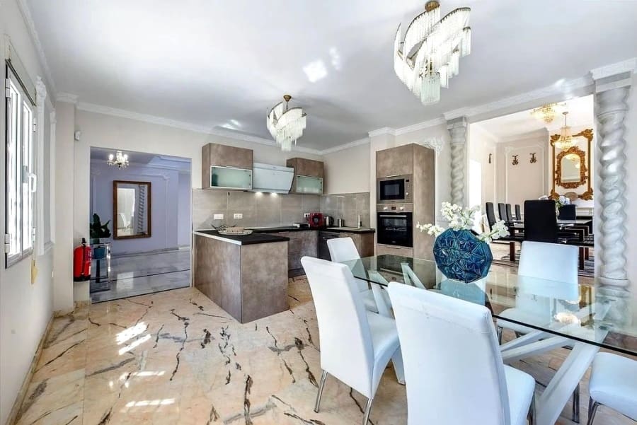 10 bedroom Villa for sale in Marbella with pool garage - € 1,880,000 (Ref: 9234969)