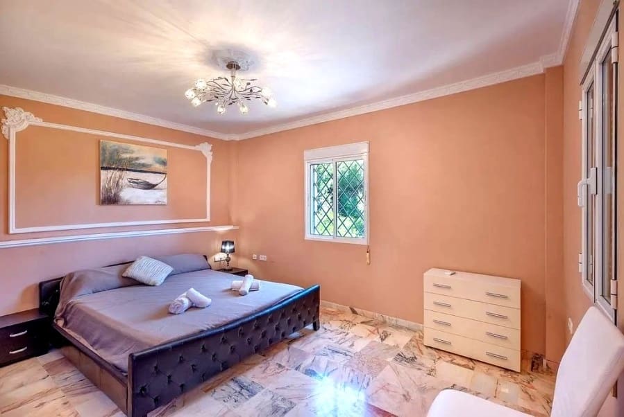 10 bedroom Villa for sale in Marbella with pool garage - € 1,880,000 (Ref: 9234969)