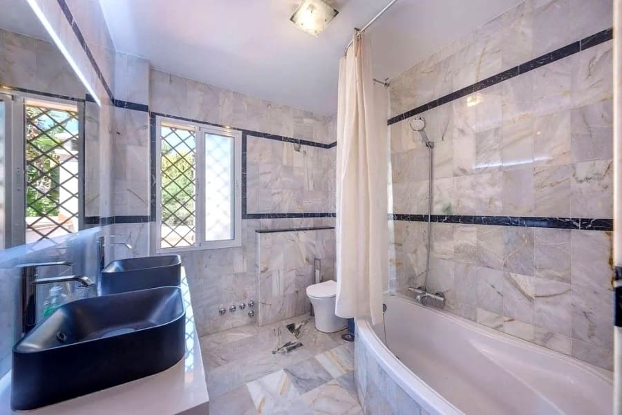 10 bedroom Villa for sale in Marbella with pool garage - € 1,880,000 (Ref: 9234969)