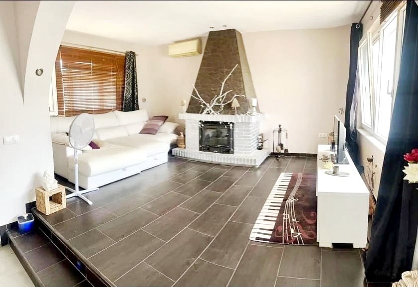 4 makuuhuone Huvila myytävänä paikassa Benajarafe mukana uima-altaan 
autotalli - 670 000 € (Ref: 9418751)