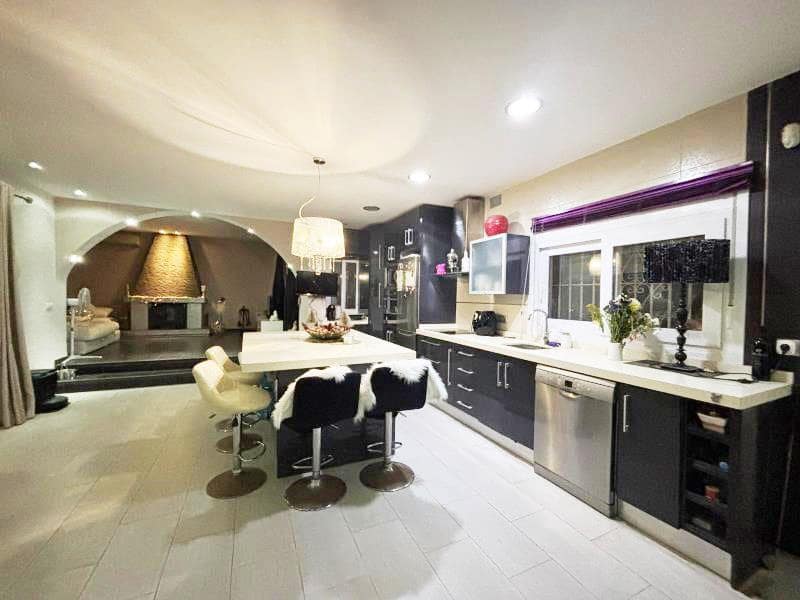 4 makuuhuone Huvila myytävänä paikassa Benajarafe mukana uima-altaan 
autotalli - 670 000 € (Ref: 9418751)