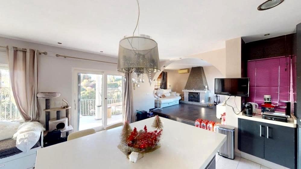 4 makuuhuone Huvila myytävänä paikassa Benajarafe mukana uima-altaan 
autotalli - 670 000 € (Ref: 9418751)