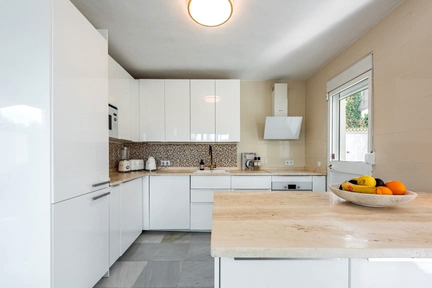 3 bedroom Villa for sale in Marbella with pool garage - € 999,000 (Ref: 9418754)