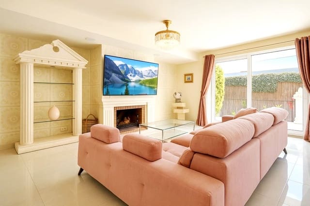 4 bedroom Terraced Villa for sale in Estepona with pool garage - € 649,000 (Ref: 9474437)