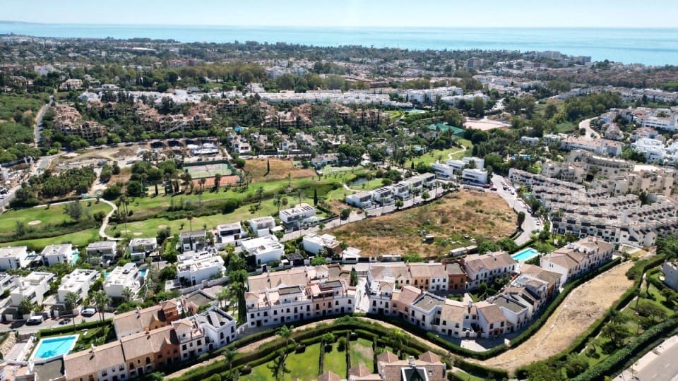 4 bedroom Terraced Villa for sale in Estepona with pool garage - € 649,000 (Ref: 9474437)