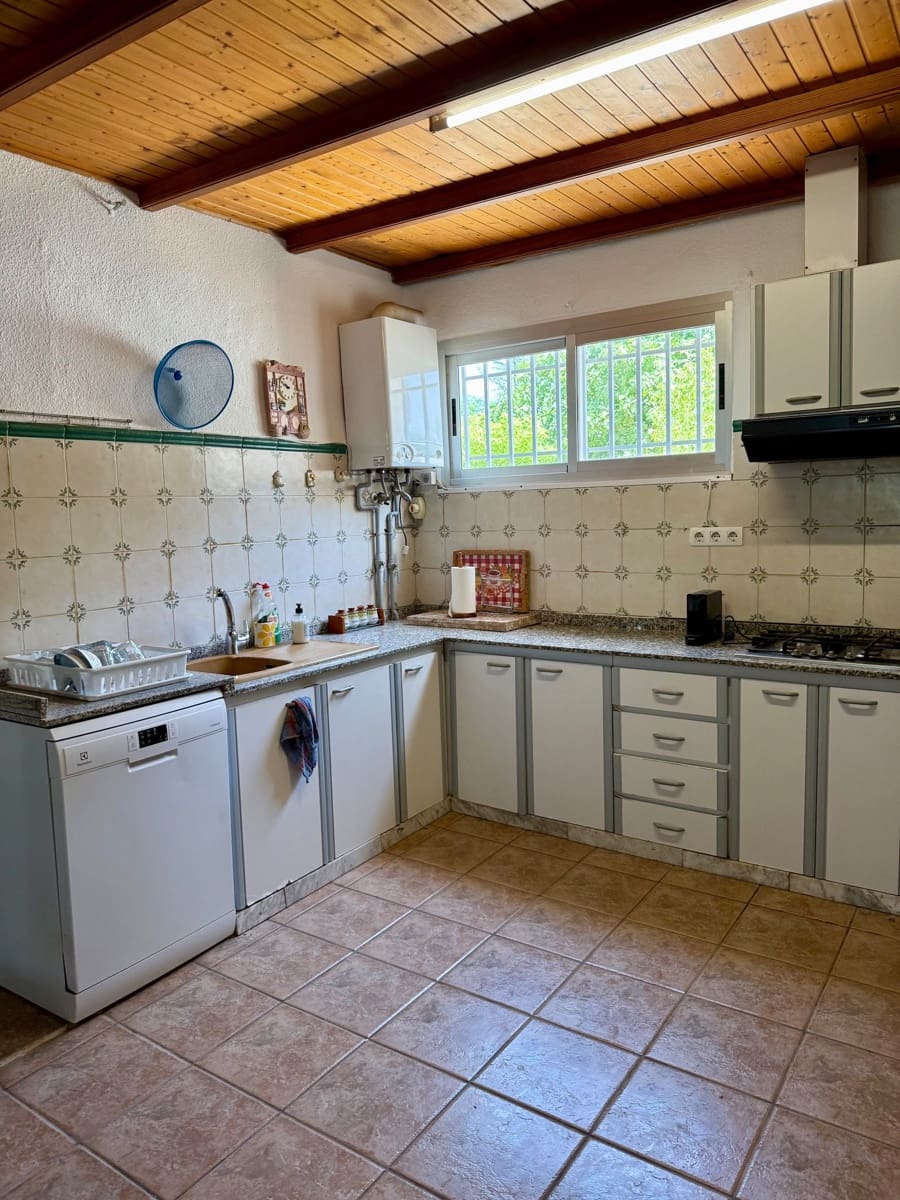 4 bedroom Villa for sale in Biar with pool garage - € 210,000 (Ref: 10033473)