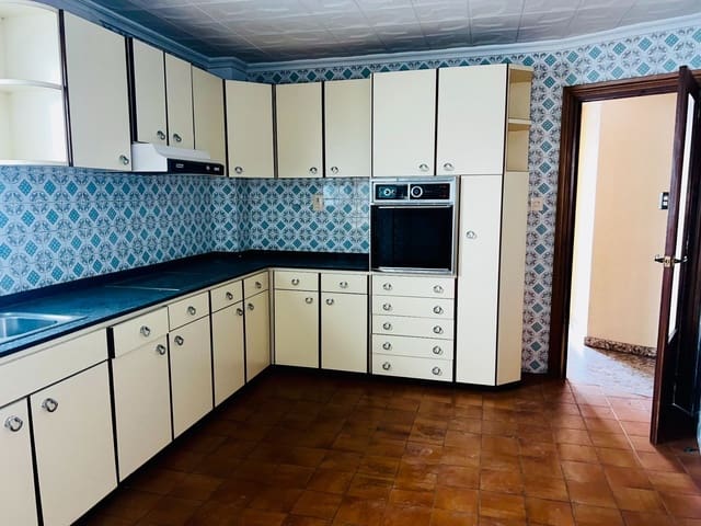 4 bedroom Flat for sale in Biar - € 130,000 (Ref: 8373103)