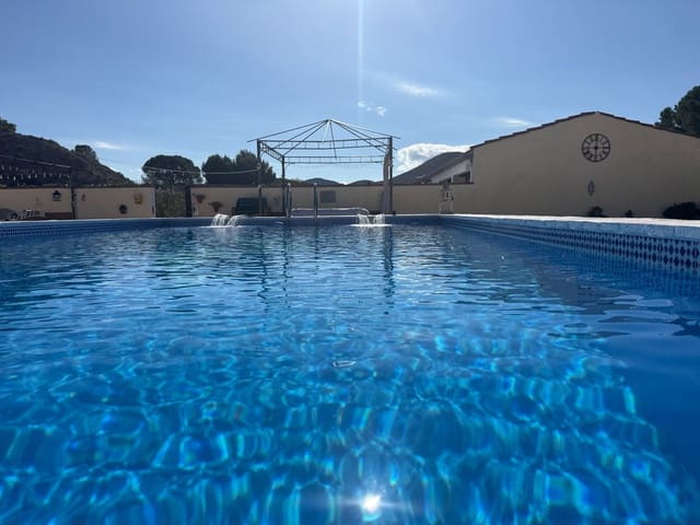 4 slaapkamer Villa te koop in Villena met zwembad garage - € 280.000 (Ref: 9426915)