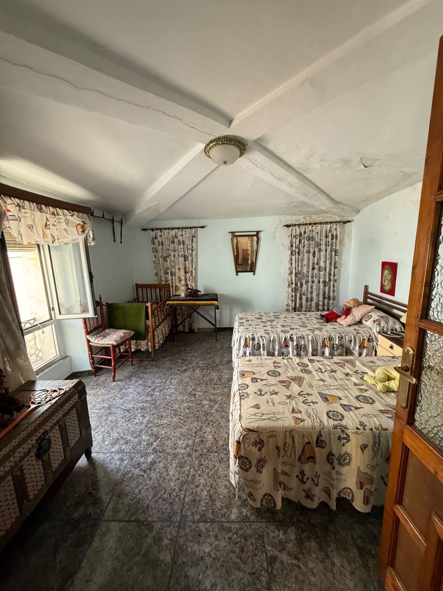 4 bedroom Townhouse for sale in Canada with garage - € 250,000 (Ref: 9499650)