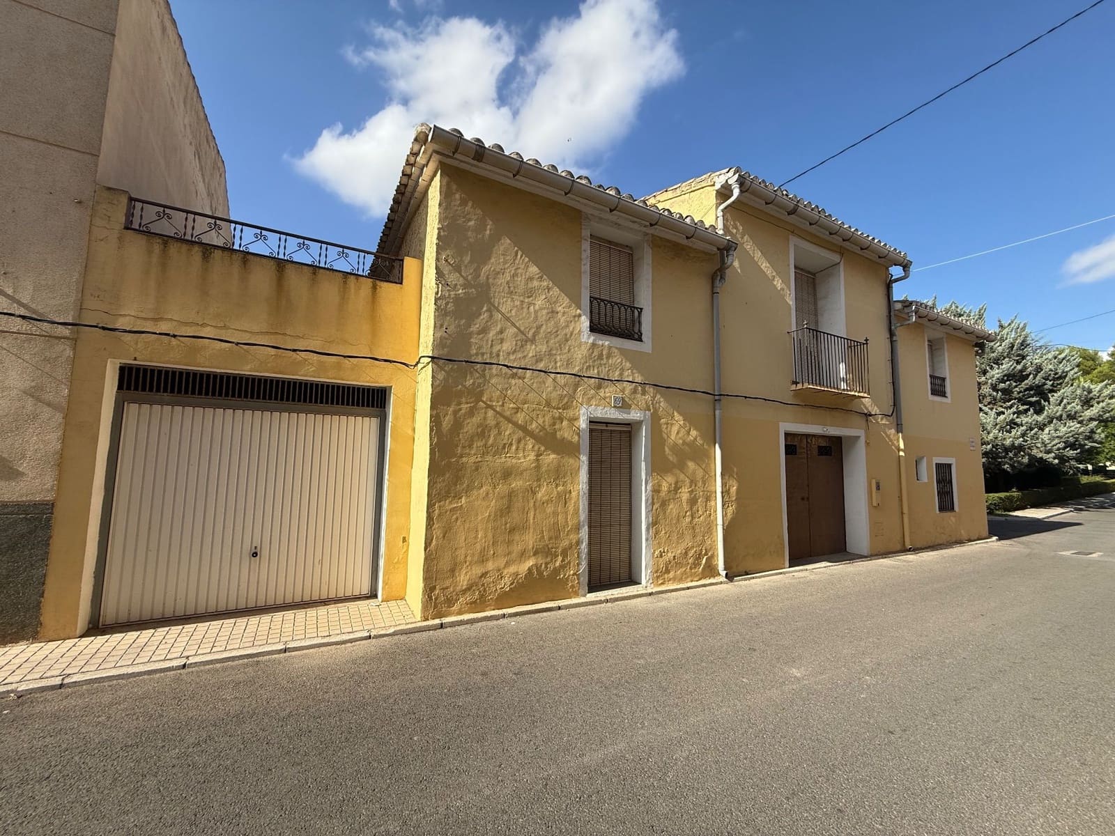 4 bedroom Townhouse for sale in Canada with garage - € 250,000 (Ref: 9499650)