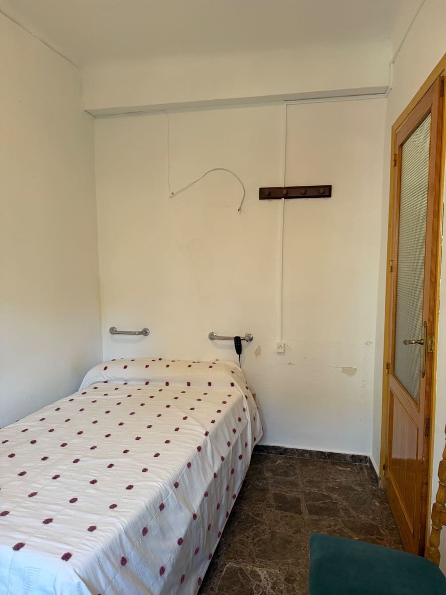 5 bedroom Townhouse for sale in Biar - € 105,000 (Ref: 9935560)