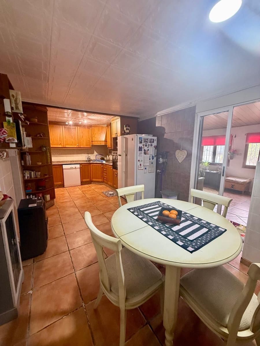 3 bedroom Villa for sale in Villena with pool garage - € 250,000 (Ref: 9949167)
