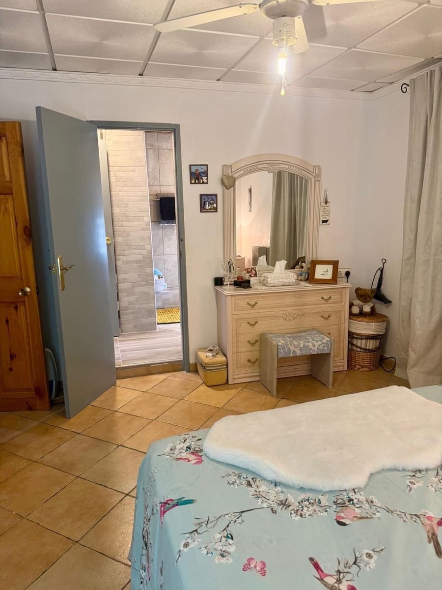 3 bedroom Villa for sale in Villena with pool garage - € 250,000 (Ref: 9949167)