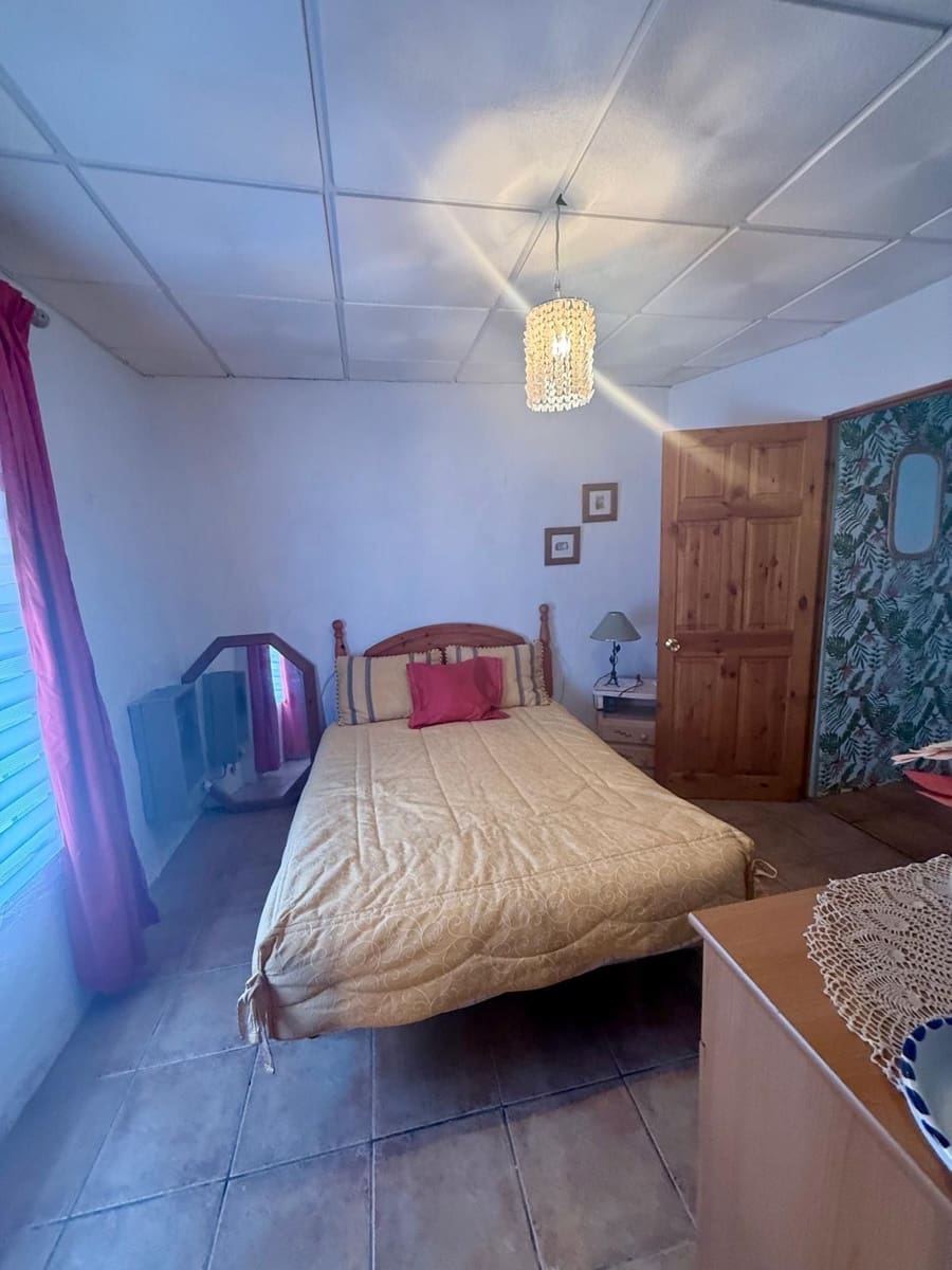 3 bedroom Villa for sale in Villena with pool garage - € 250,000 (Ref: 9949167)