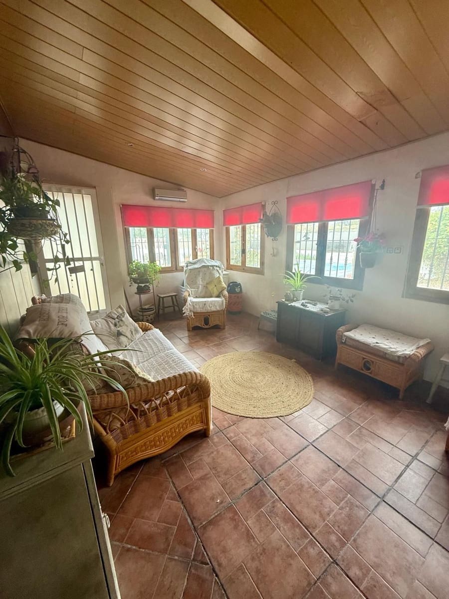 3 bedroom Villa for sale in Villena with pool garage - € 250,000 (Ref: 9949167)