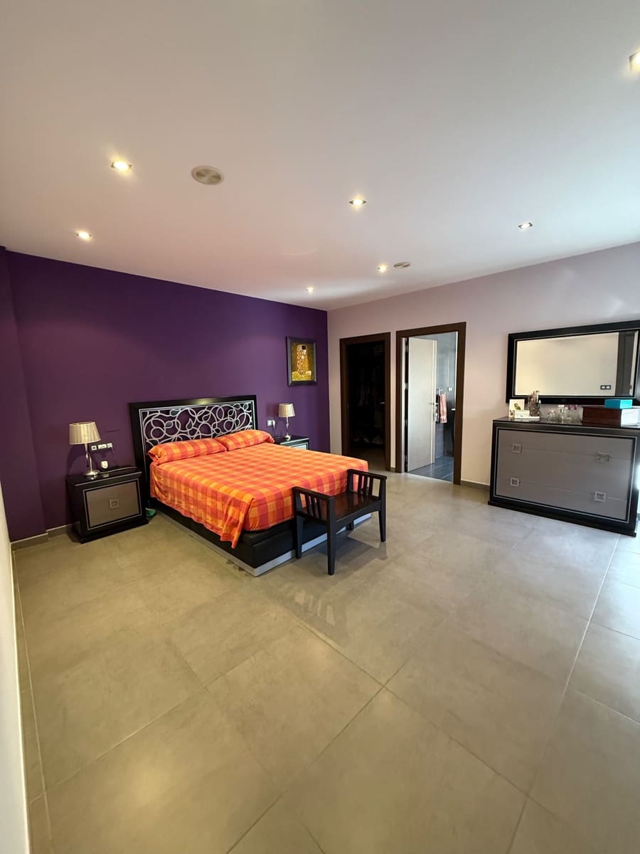Casa de 4 habitaciones en Villena en venta con garaje - 340.000 € (Ref: 9980197)