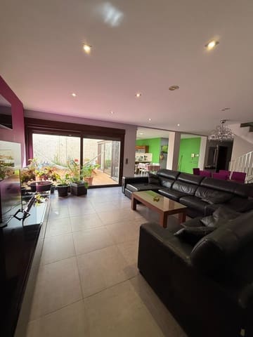 Casa de 4 habitaciones en Villena en venta con garaje - 340.000 € (Ref: 9980197)