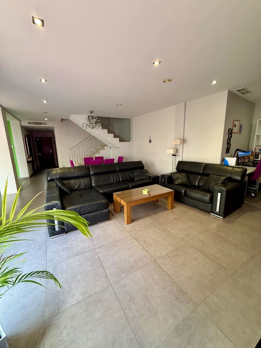 Casa de 4 habitaciones en Villena en venta con garaje - 340.000 € (Ref: 9980197)
