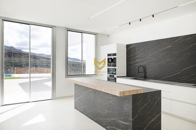 5 makuuhuone Huvila myytävänä paikassa Casco Urbano, Adeje mukana uima-altaan - 5 950 000 € (Ref: 7599511)