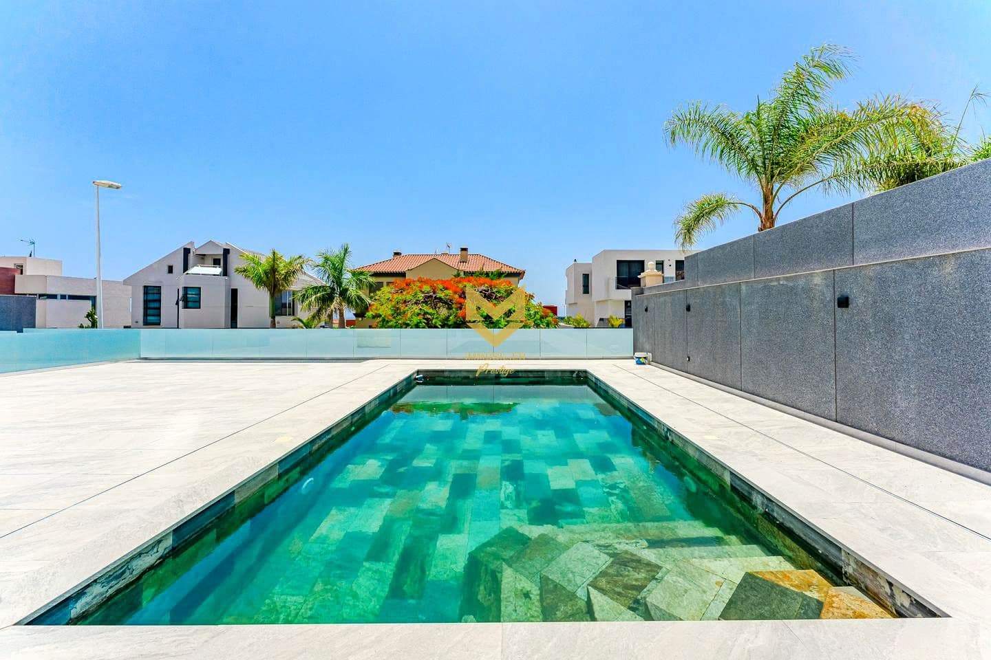 4 soverom Villa til salgs i Costa Adeje med svømmebasseng garasje - € 1 850 000 (Ref: 9254341)