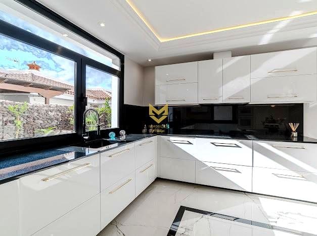 4 bedroom Villa for sale in Costa Adeje with pool garage - € 2,600,000 (Ref: 9487955)