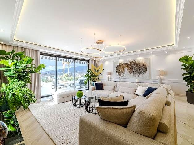 4 bedroom Villa for sale in Costa Adeje with pool garage - € 2,600,000 (Ref: 9487955)