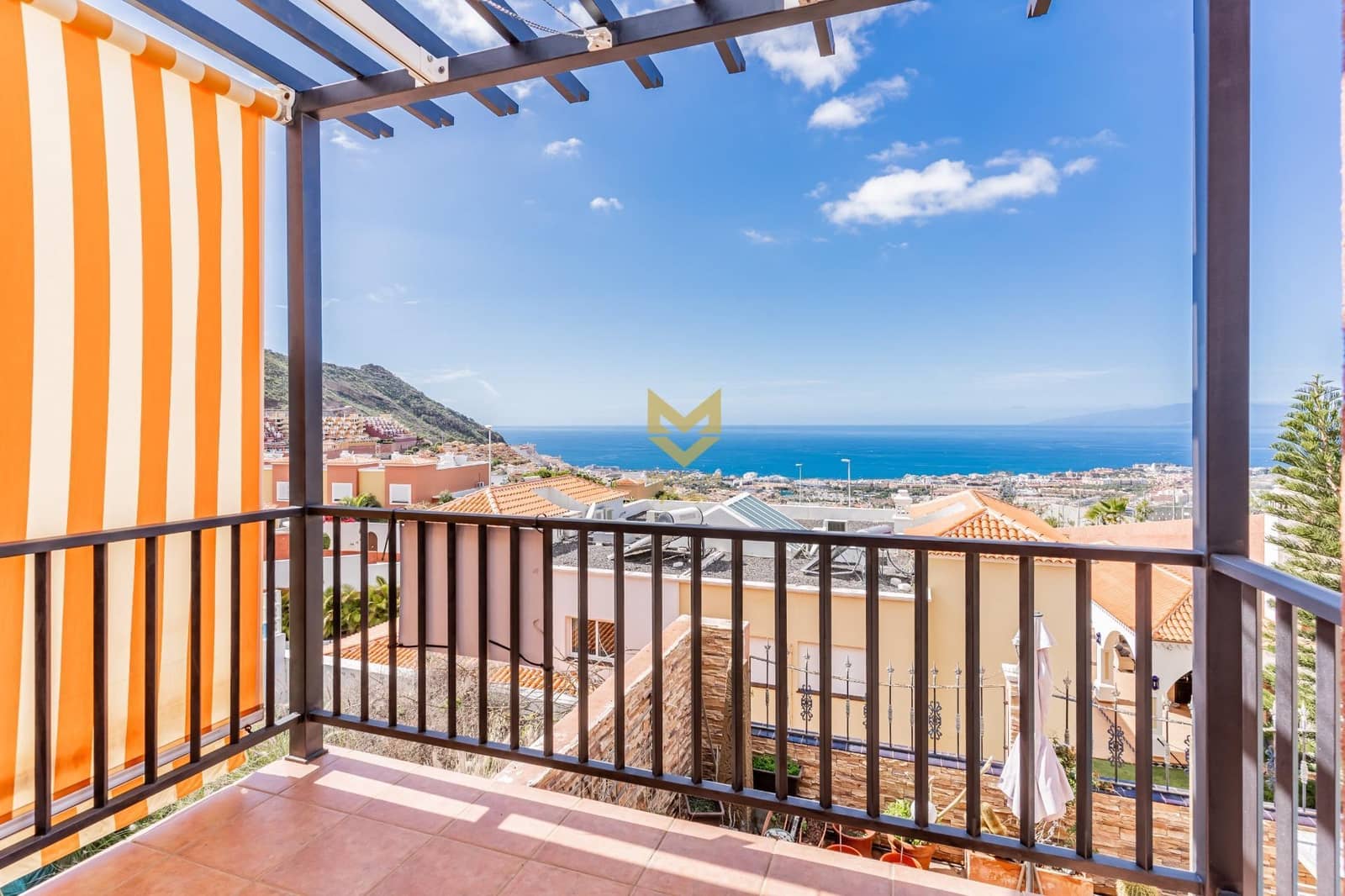 4 sovrum Radhus till salu i Costa Adeje med pool garage - 895 000 € (Ref: 9632755)