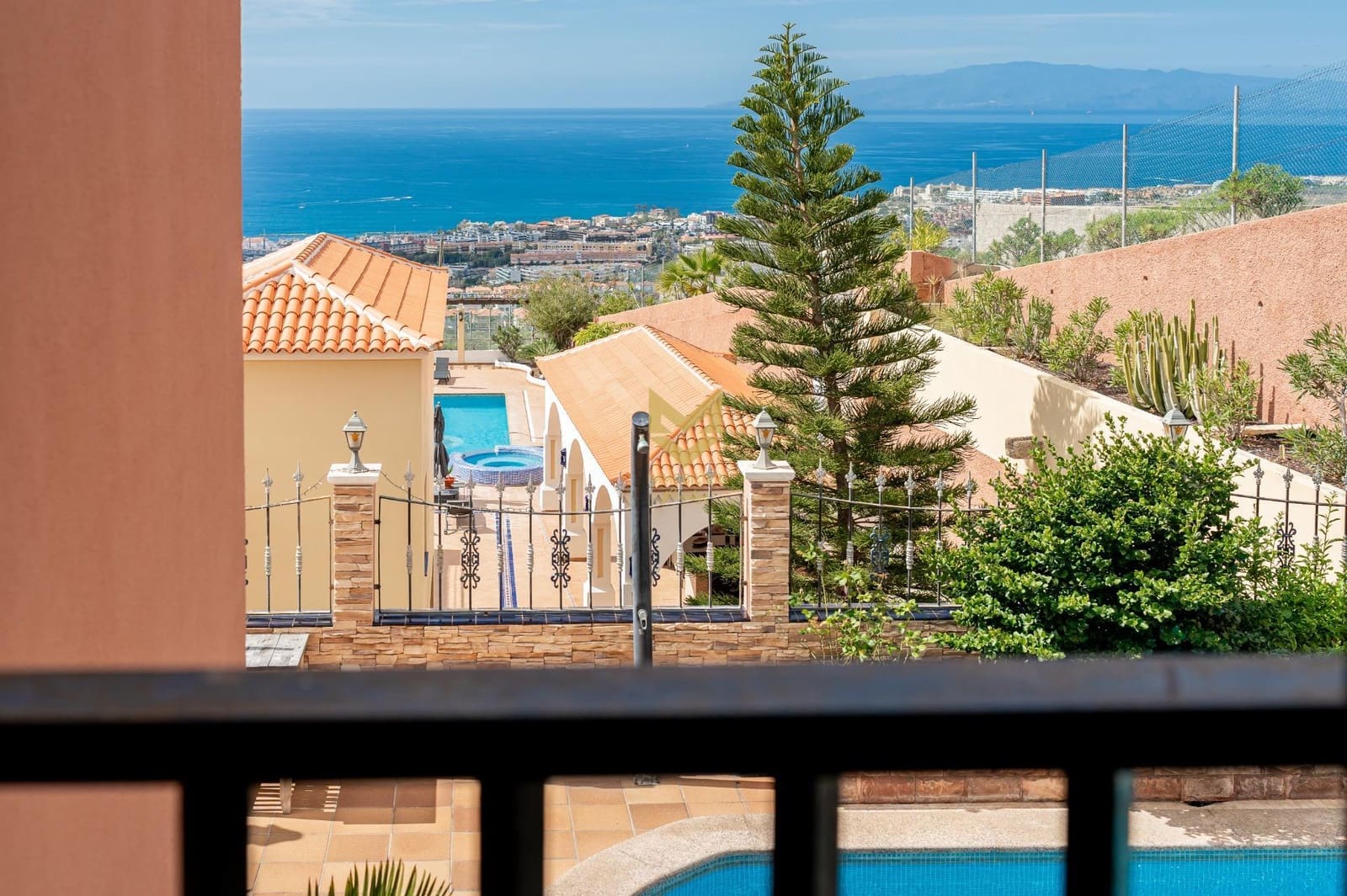 4 sovrum Radhus till salu i Costa Adeje med pool garage - 895 000 € (Ref: 9632755)