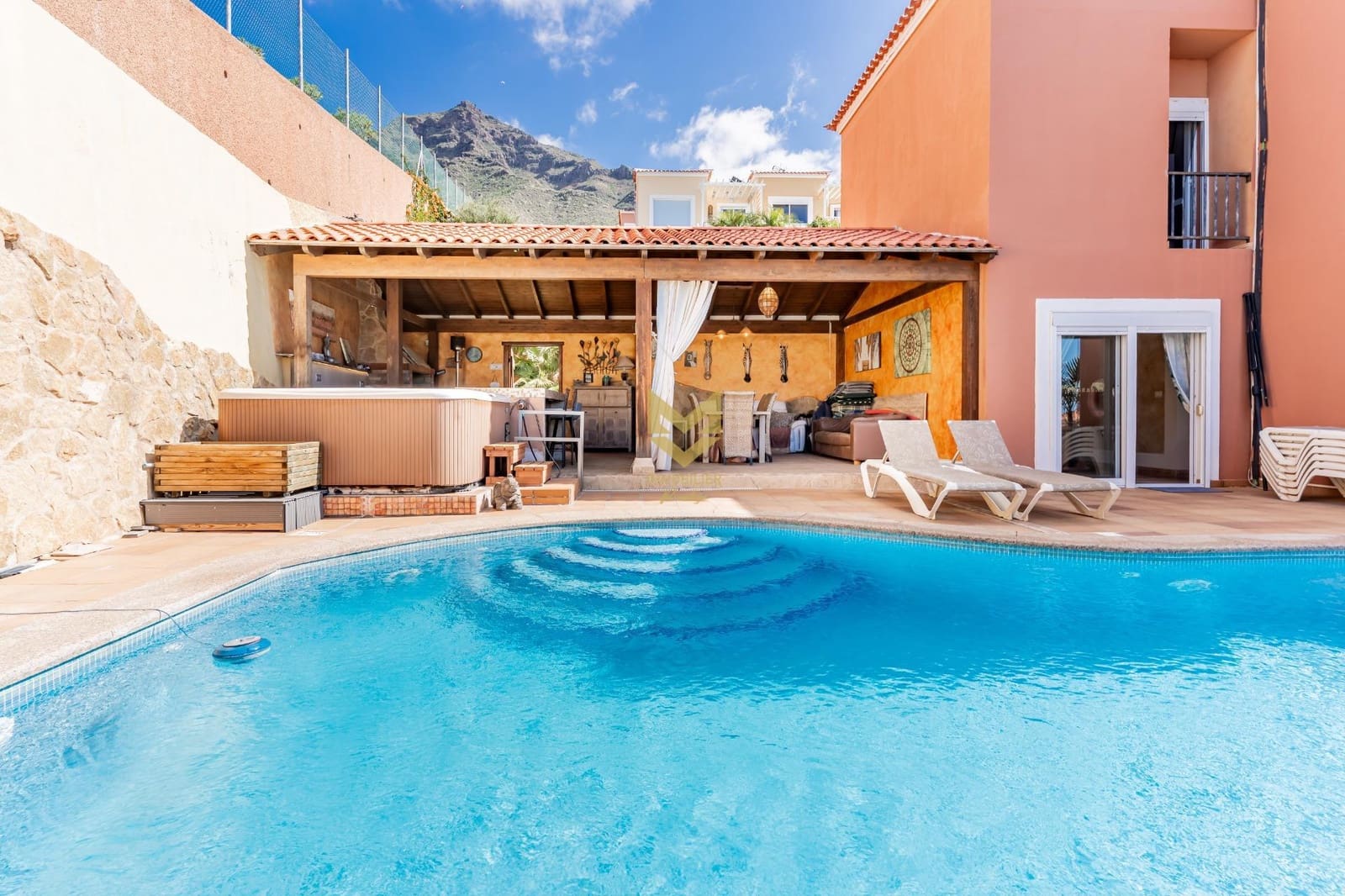 4 sovrum Radhus till salu i Costa Adeje med pool garage - 895 000 € (Ref: 9632755)