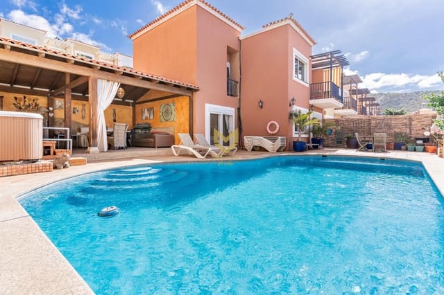 4 sovrum Radhus till salu i Torviscas Centro y Alto, Adeje med pool garage - 895 000 € (Ref: 9632755)