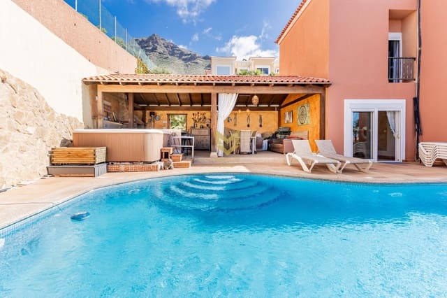 4 sovrum Radhus till salu i Torviscas Centro y Alto, Adeje med pool garage - 895 000 € (Ref: 9632755)