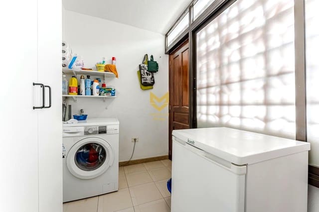 4 makuuhuone Rivitalo myytävänä paikassa Playa San Juan, Guía de Isora mukana uima-altaan 
autotalli - 416 000 € (Ref: 9645187)