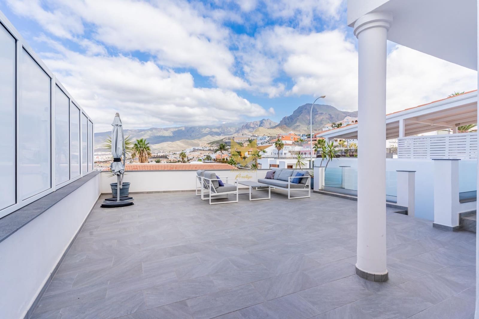 2 slaapkamer Villa te koop in Costa Adeje met garage - € 740.000 (Ref: 9645198)