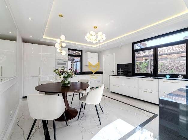 4 makuuhuone Huvila myytävänä paikassa Costa Adeje mukana uima-altaan 
autotalli - 2 600 000 € (Ref: 9645212)