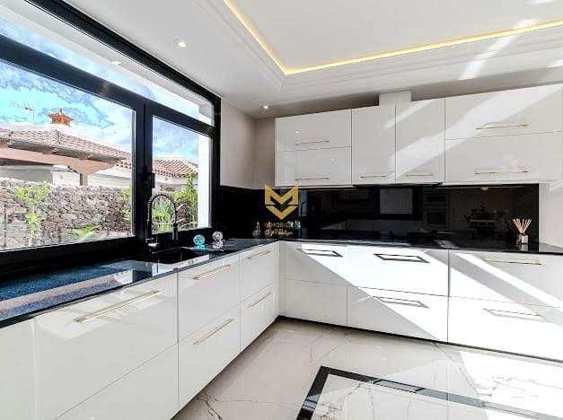 4 makuuhuone Huvila myytävänä paikassa Costa Adeje mukana uima-altaan 
autotalli - 2 600 000 € (Ref: 9645212)